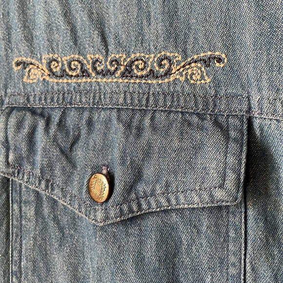 Vintage women’s Wrangler denim short sleeve button blouse with cut out back - Picture 4 of 7